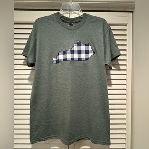 NWOT—State of KY Tee, Sz. M, Green w/ Blue & White Buffalo Check State Appliqué